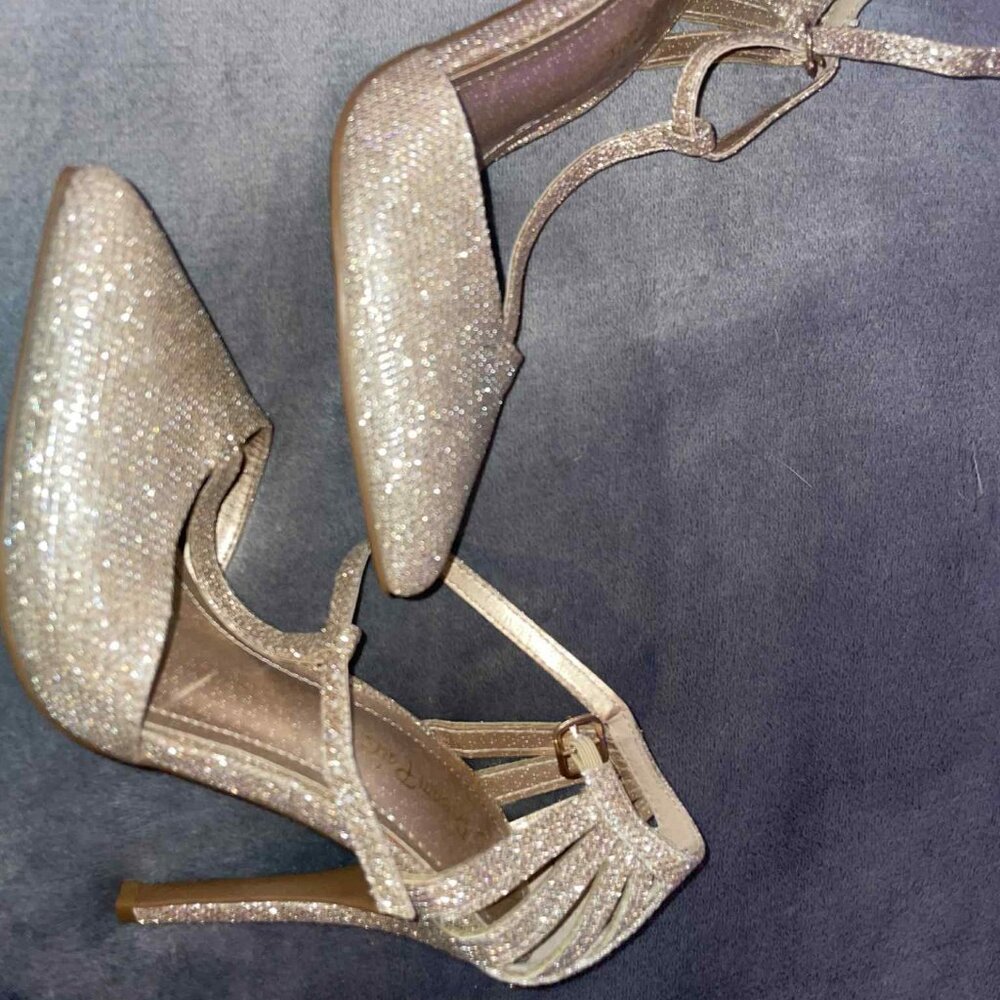 Dream Paris Sparkly Gold Closed-Toe Heels – Brand New, Size 7